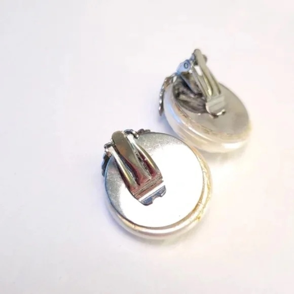 Vintage Pearlized Earrings with layered leaf design - Picture 5 of 10